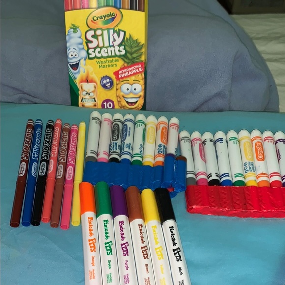 18 crayola markers,7 silly scents & 6 pixicade pet markers - Picture 1 of 6